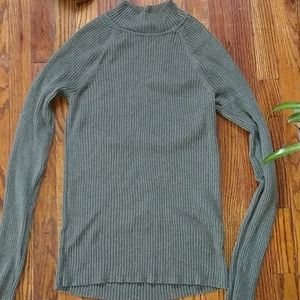Long sleeved turtleneck in dark green